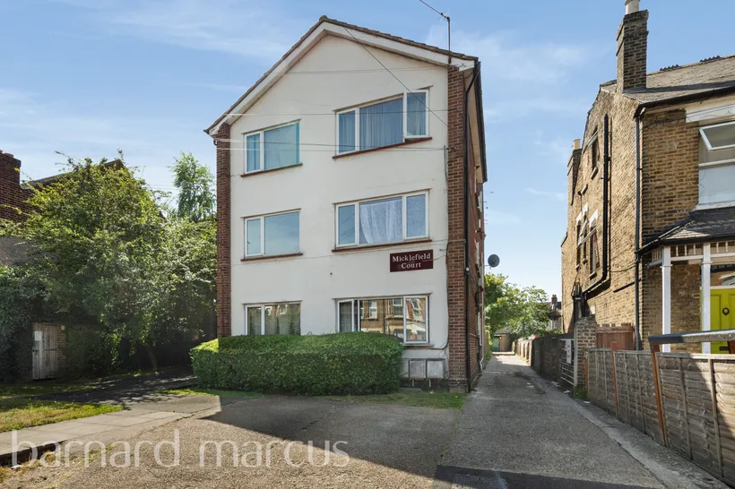 Flat Cameron Road in Greater London