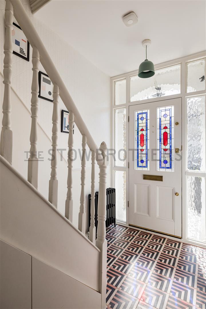 House Kenilworth Avenue in Greater London