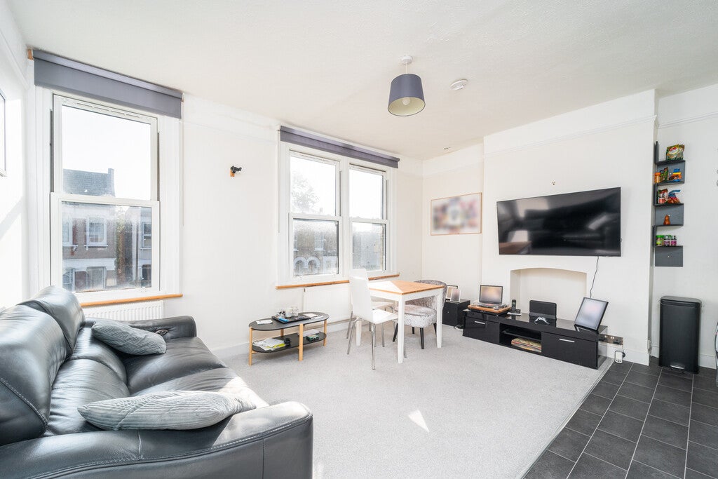 Flat Myddleton Road in Greater London