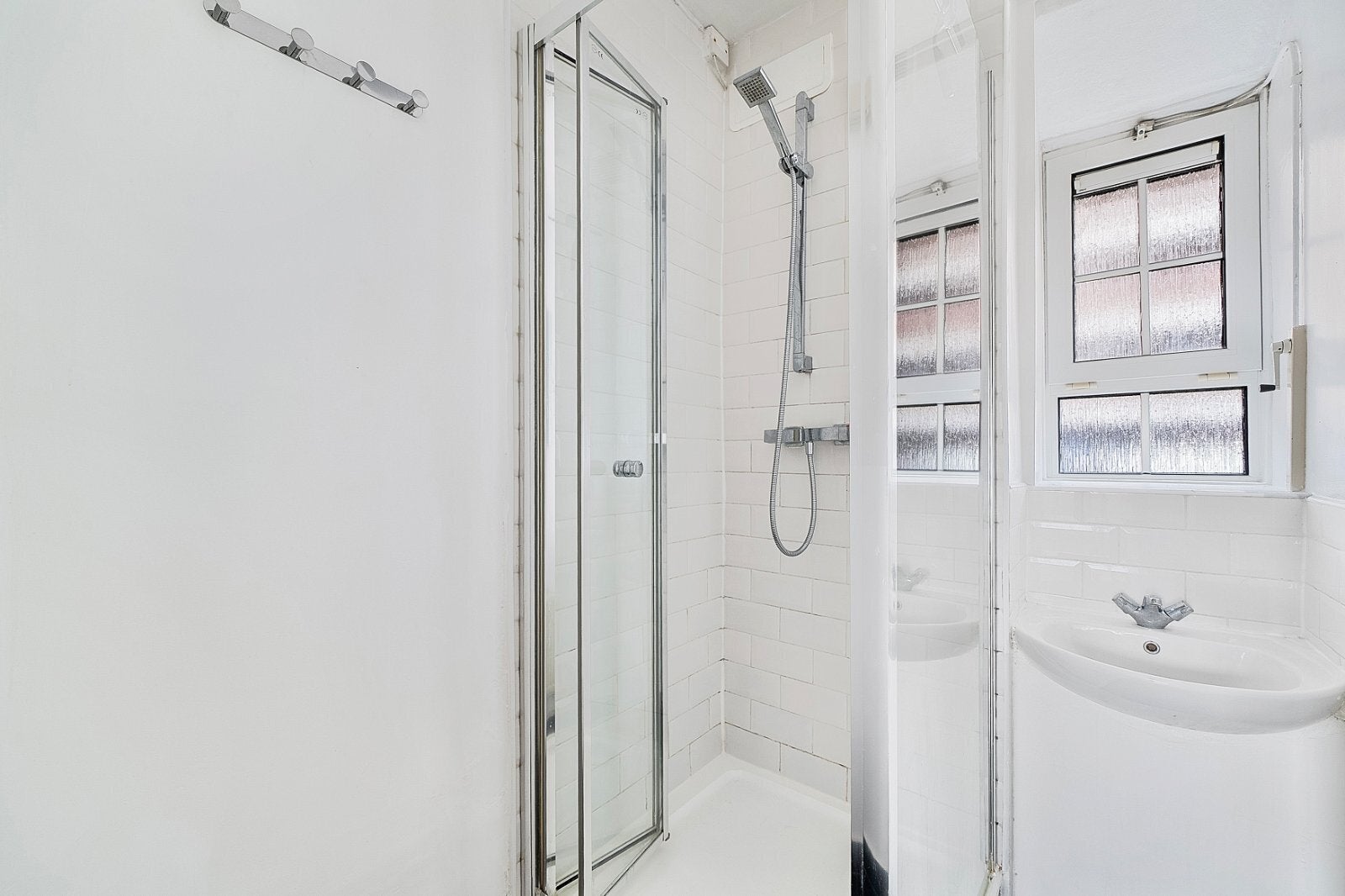 Room Greenham Close in Greater London