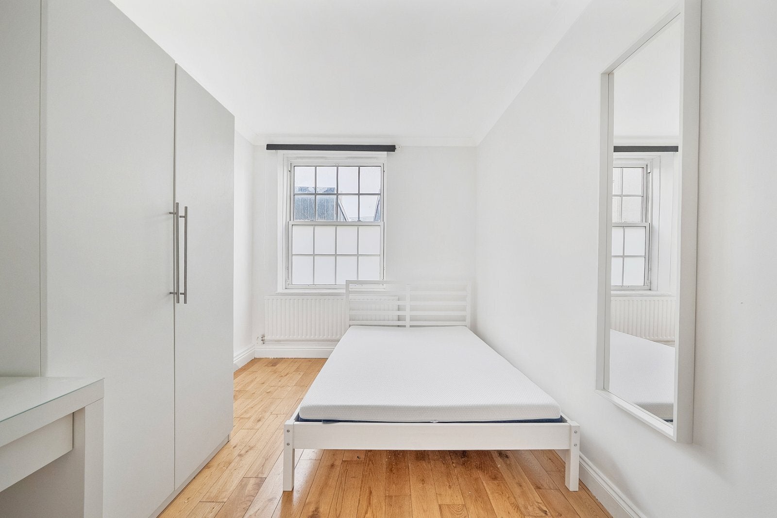 Room Greenham Close in Greater London