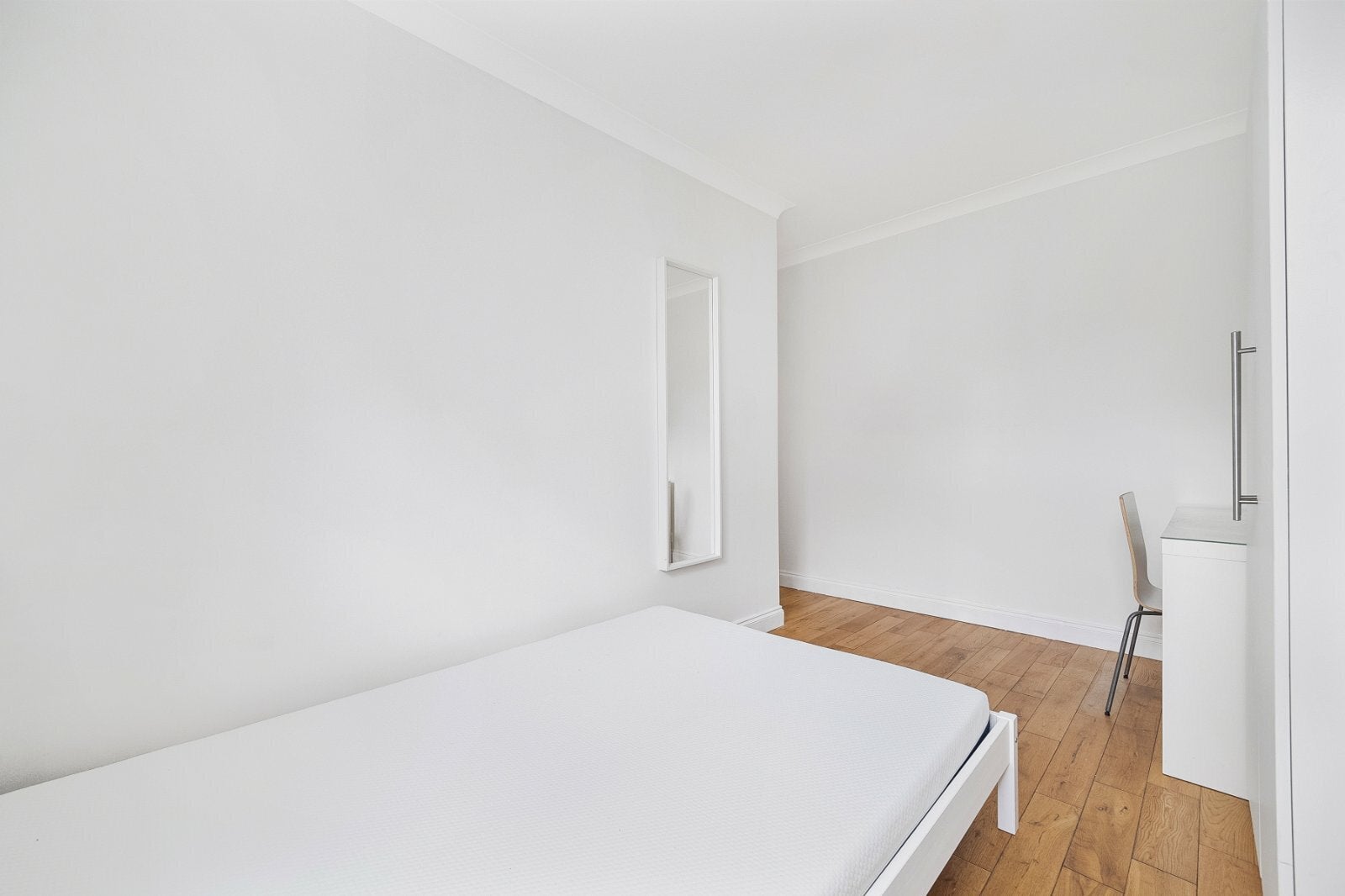 Room Greenham Close in Greater London