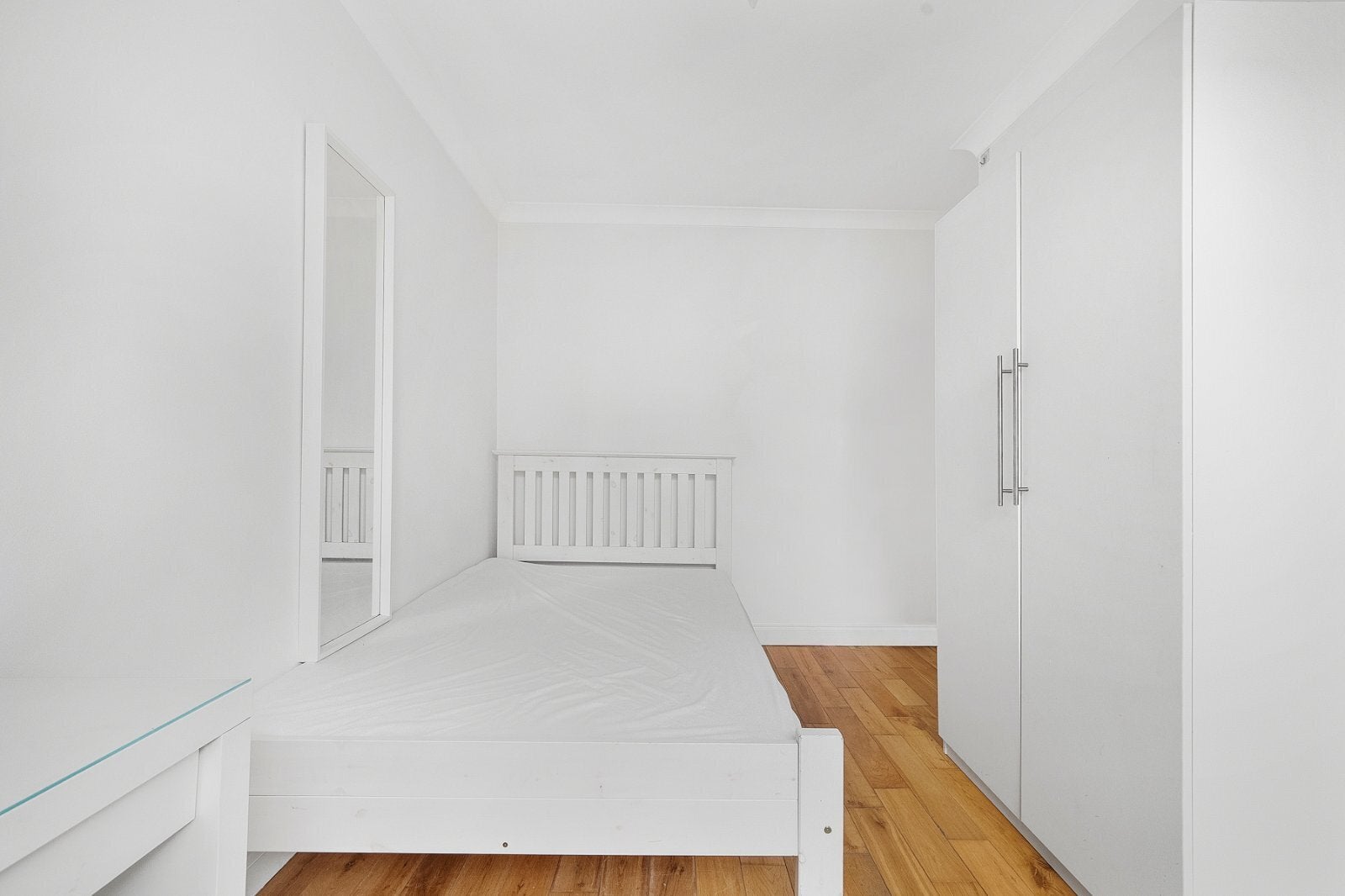 Room Greenham Close in Greater London