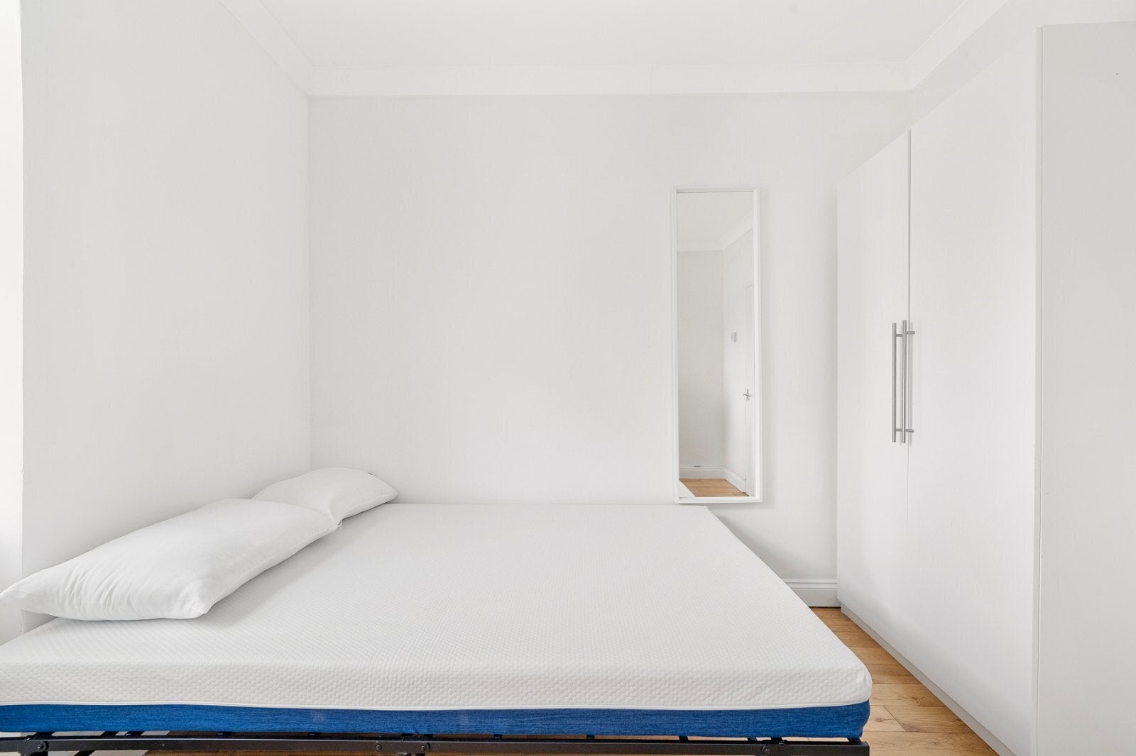 Room Greenham Close in Greater London