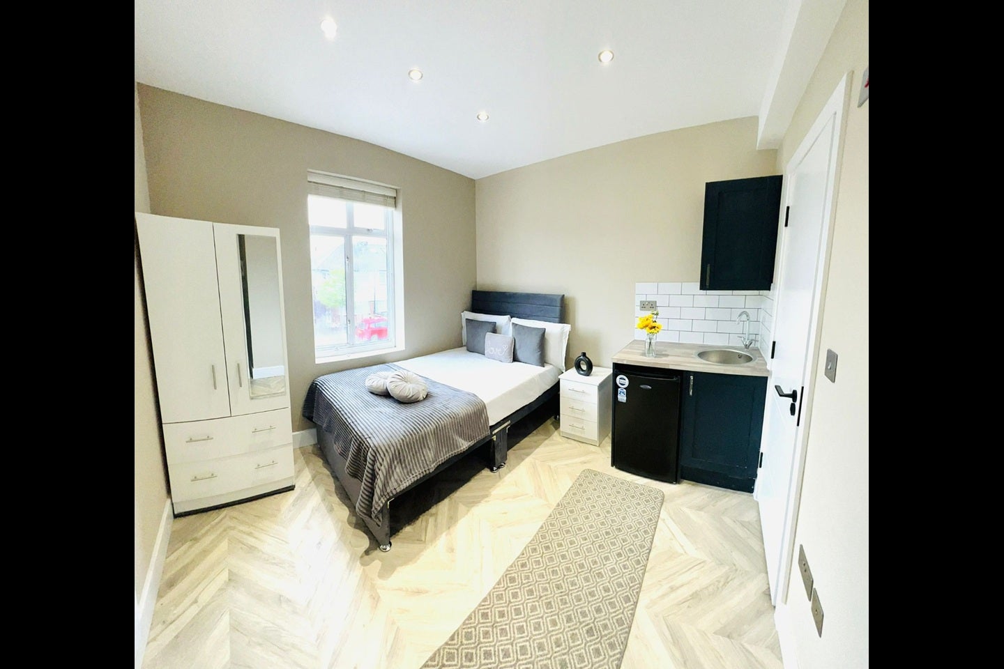 Room Rowan Road in Greater London