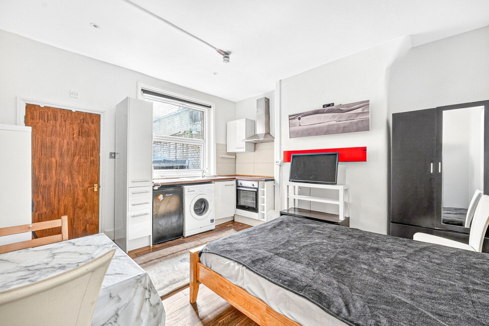 Flat Commercial Road in Greater London