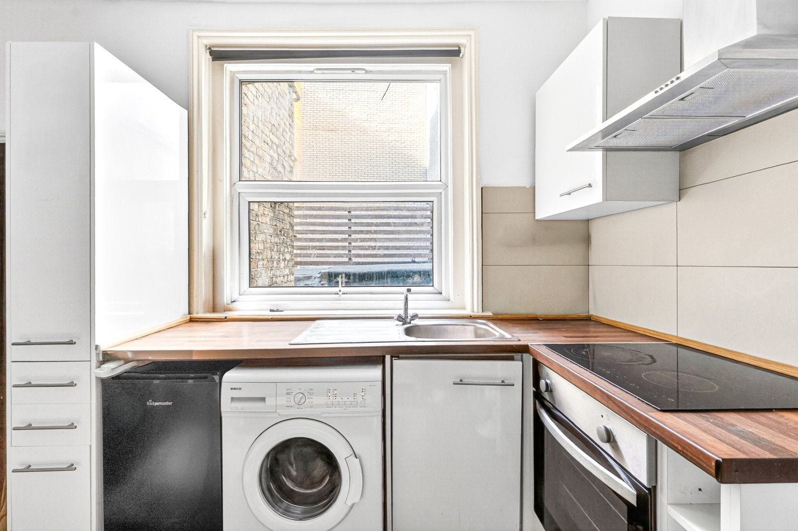 Flat Commercial Road in Greater London