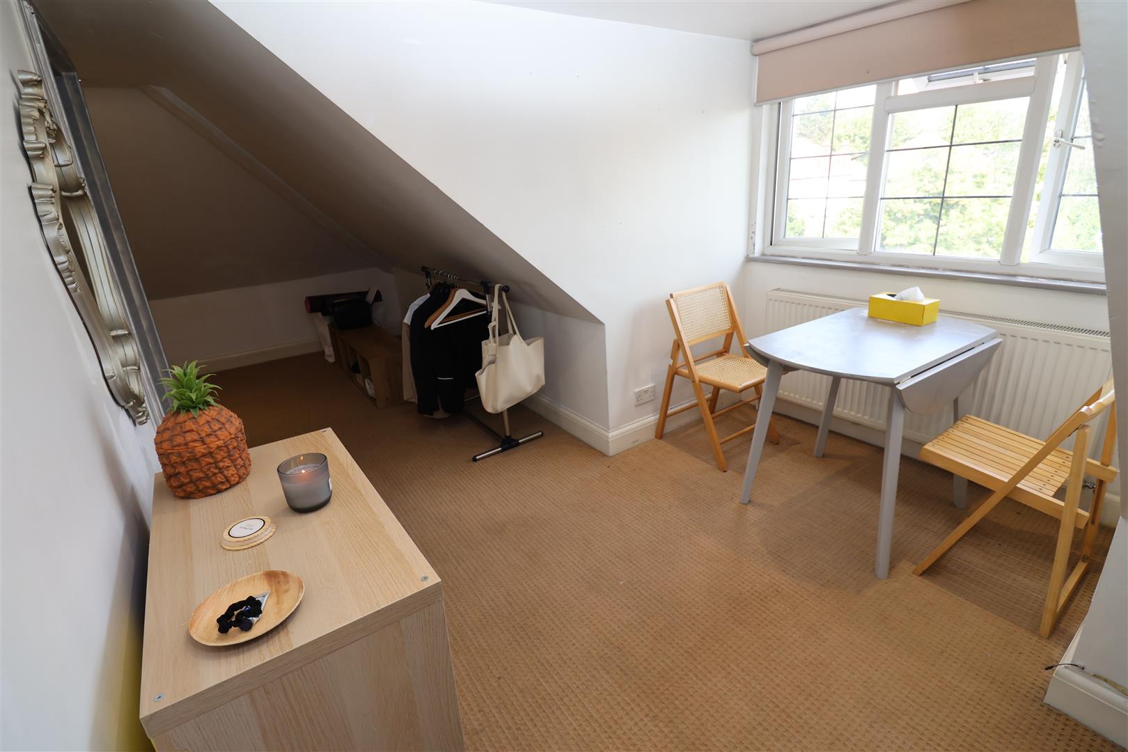 Room Mayfields in Greater London