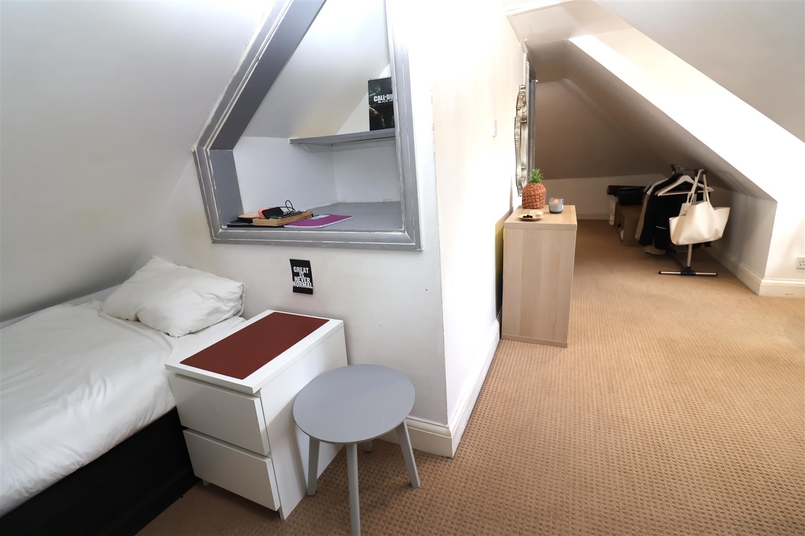 Room Mayfields in Greater London