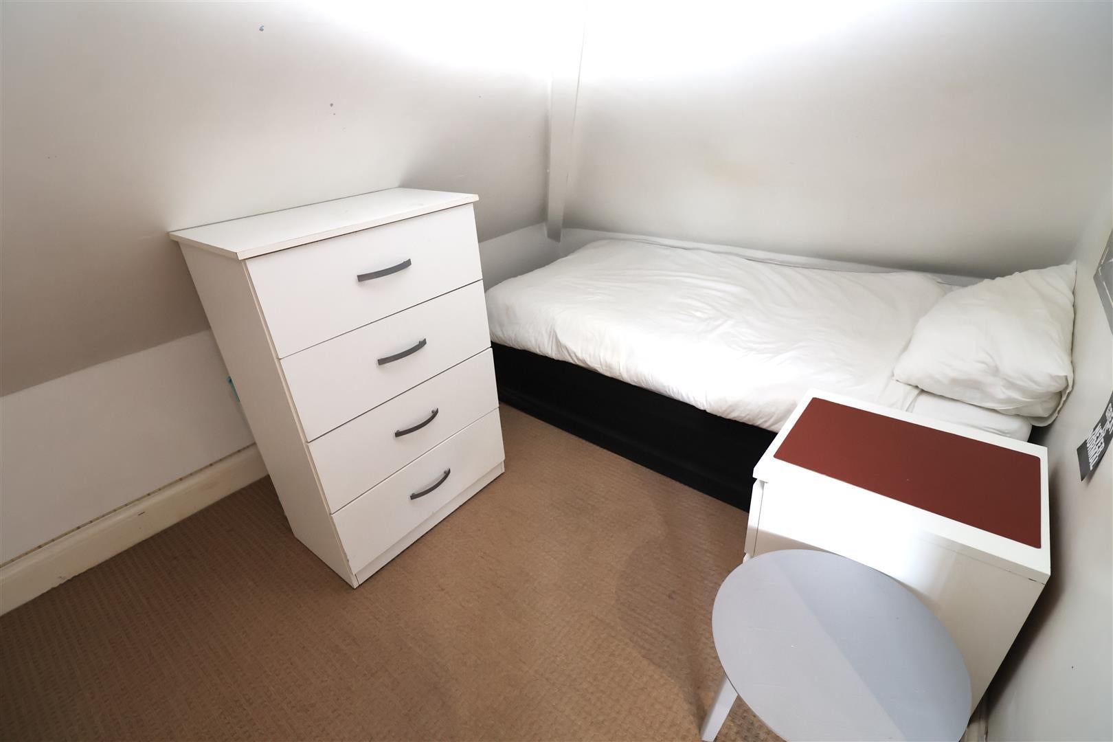Room Mayfields in Greater London