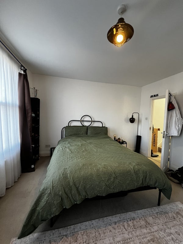 Room Stanley Road in Greater London
