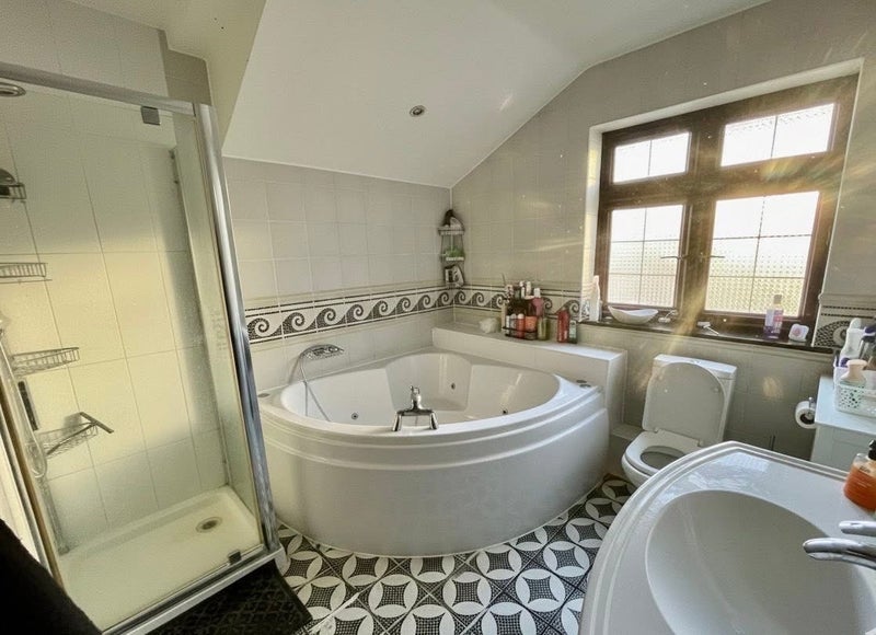 Room Leicester Road in Greater London