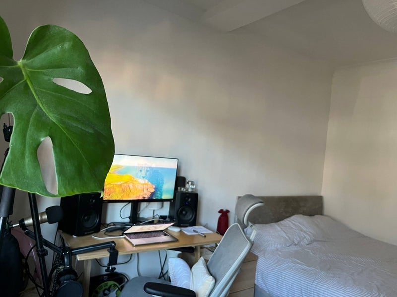 Room Leicester Road in Greater London