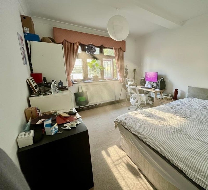 Room Leicester Road in Greater London