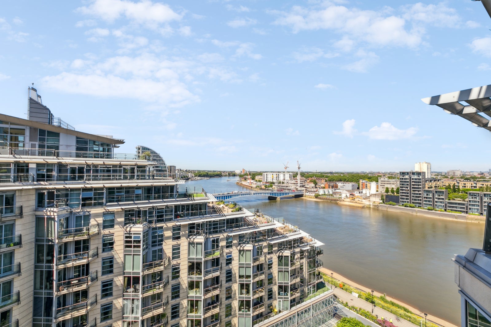 Flat Juniper Drive in Greater London