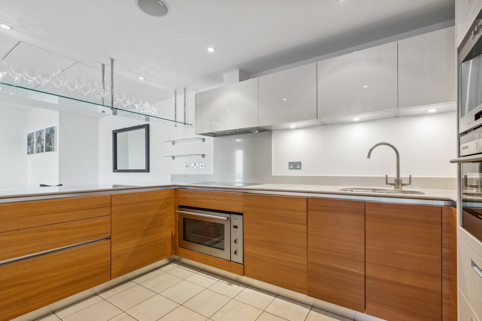 Flat Juniper Drive in Greater London