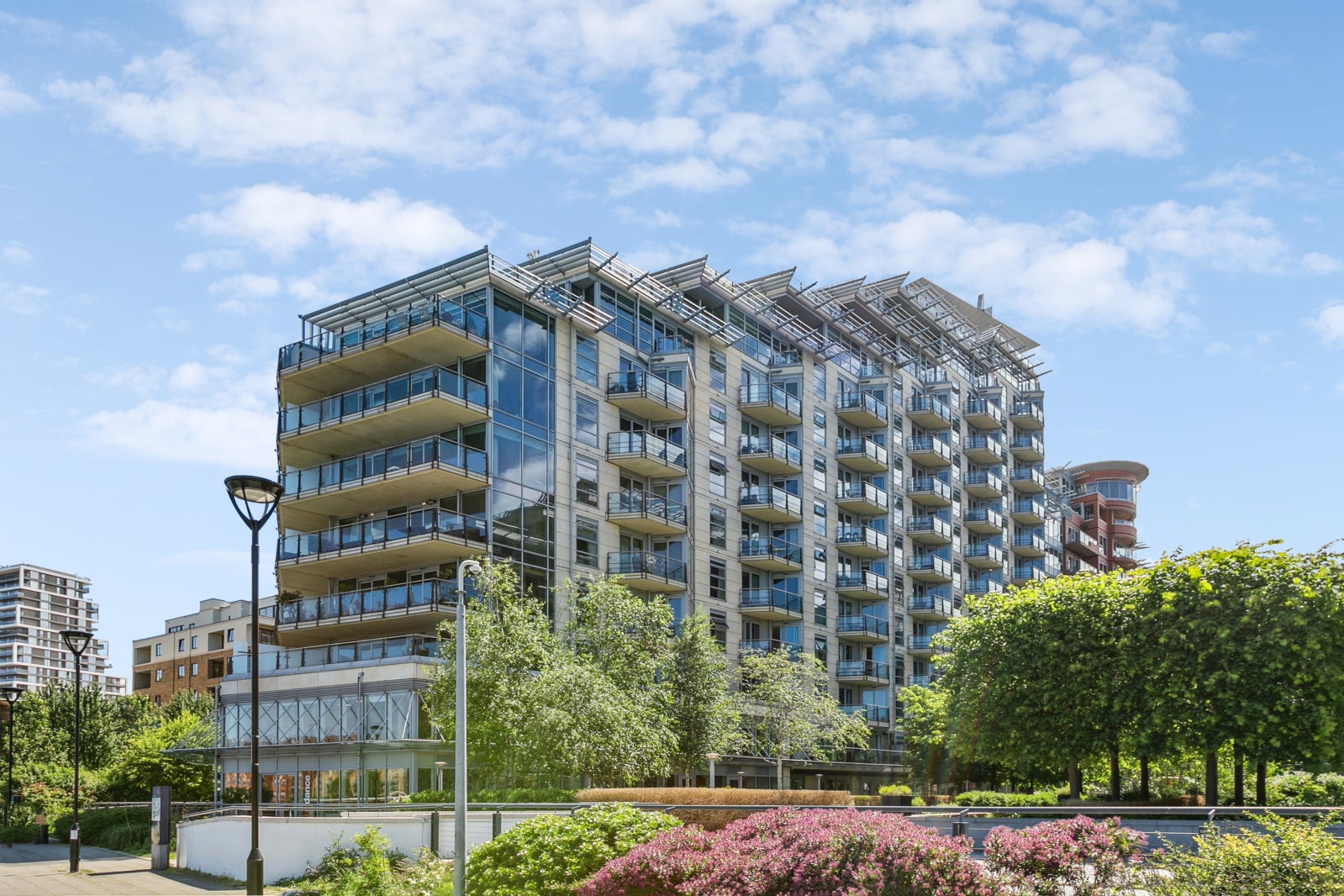 Flat Juniper Drive in Greater London