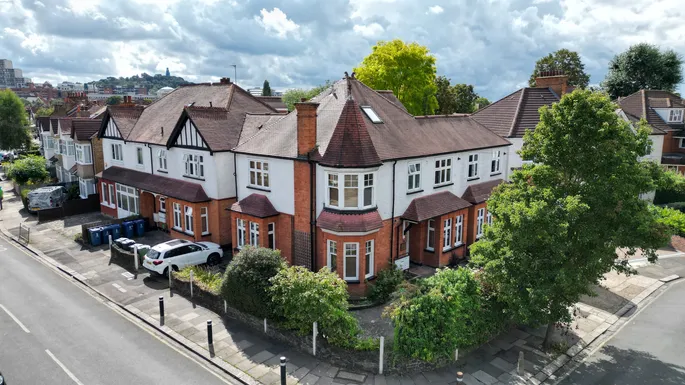 Flat Radnor Road in Greater London