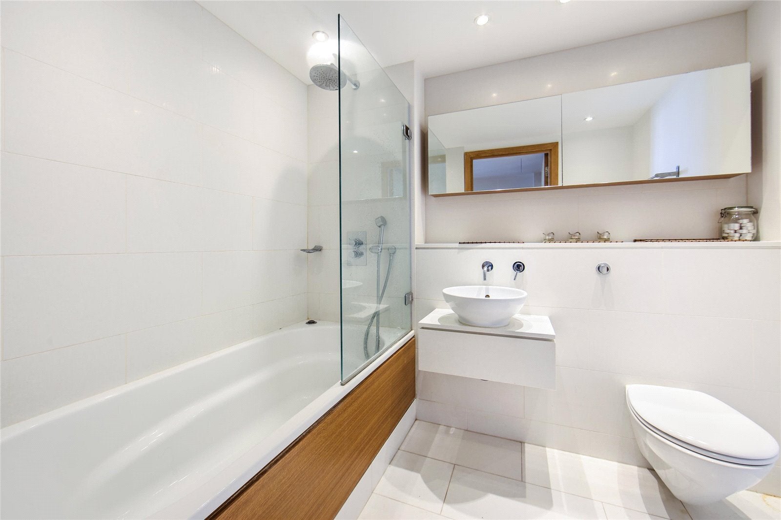Flat Hertsmere Road in Greater London