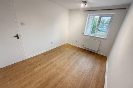 Flat Laurel Hill Way in Leeds