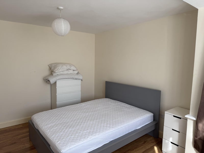 Room Park Road in Greater London