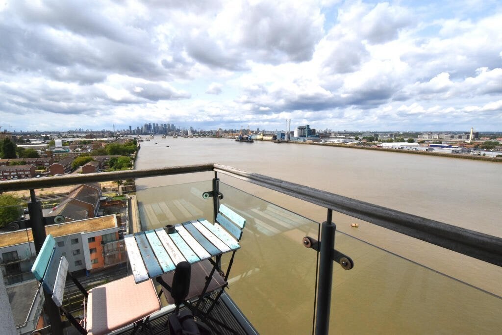 Flat Mast Quay in Greater London
