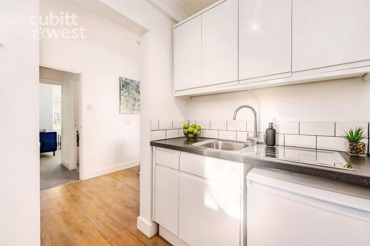 Flat Bennett Road in Greater London