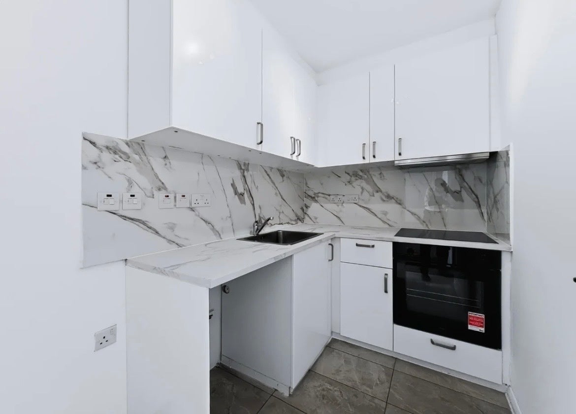 Flat Lansdowne Road in Greater London