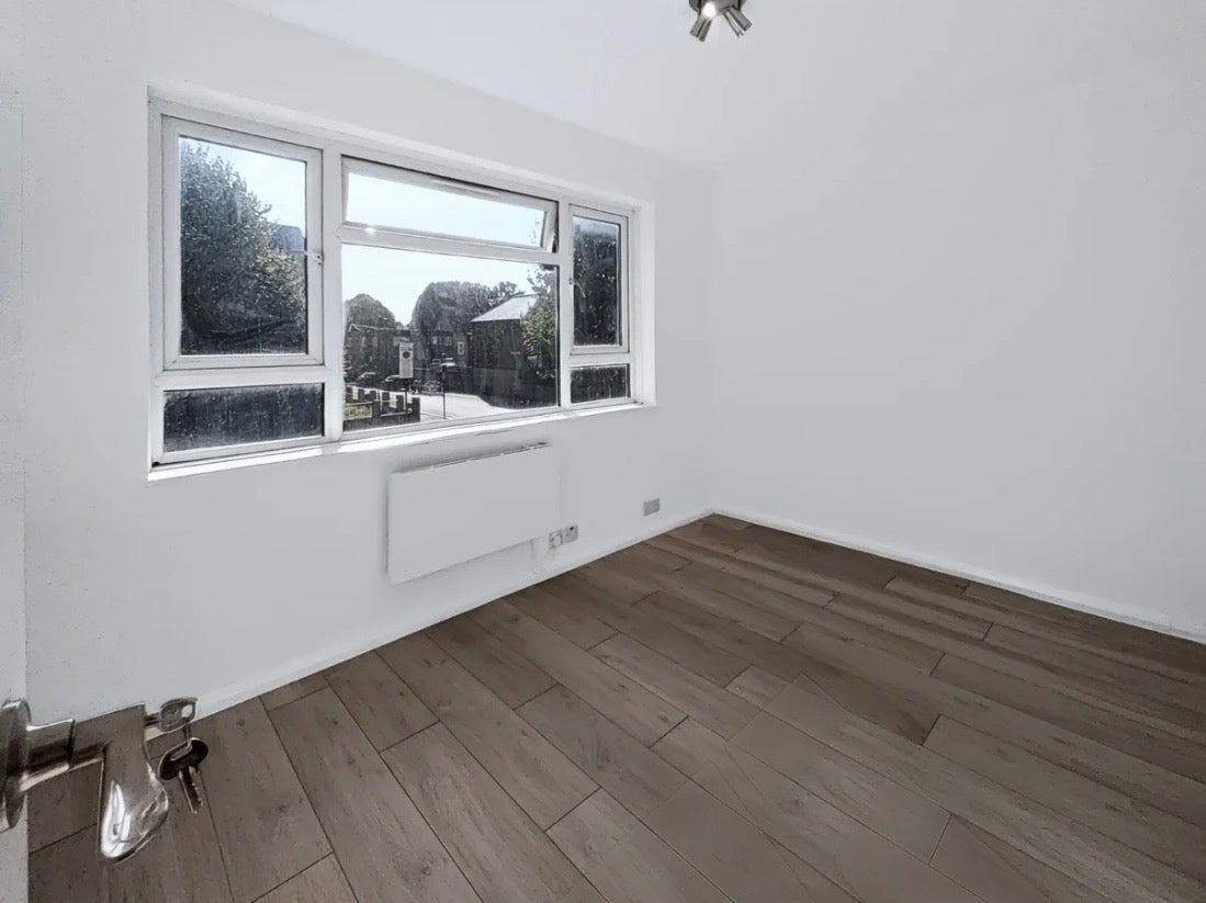 Flat Lansdowne Road in Greater London