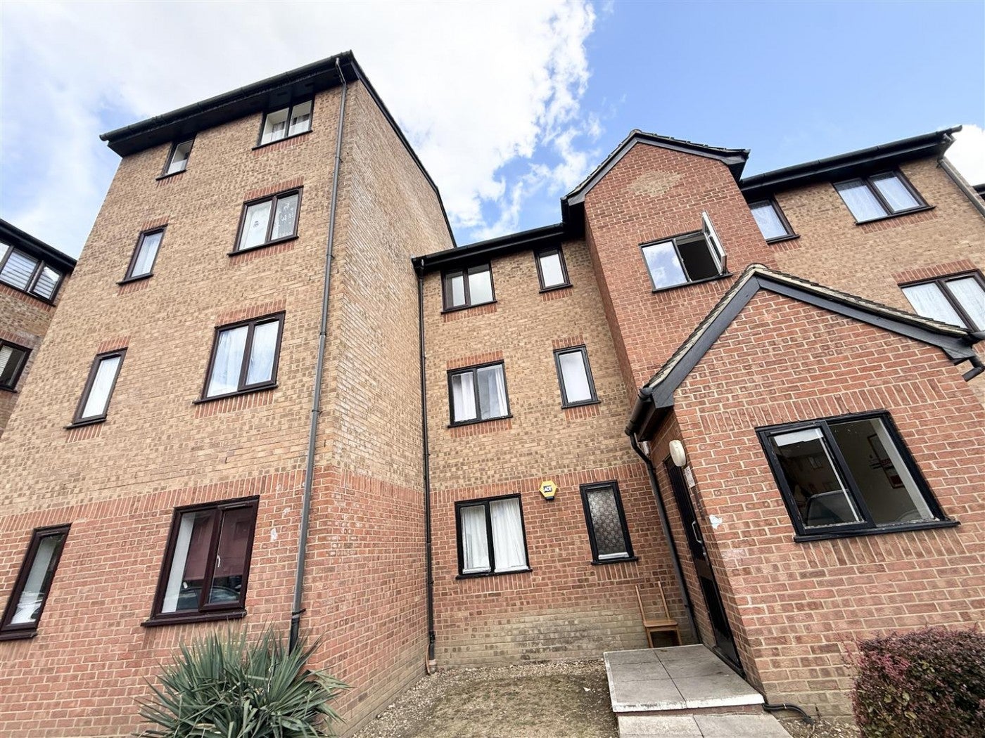 Flat Streamside Close in Greater London