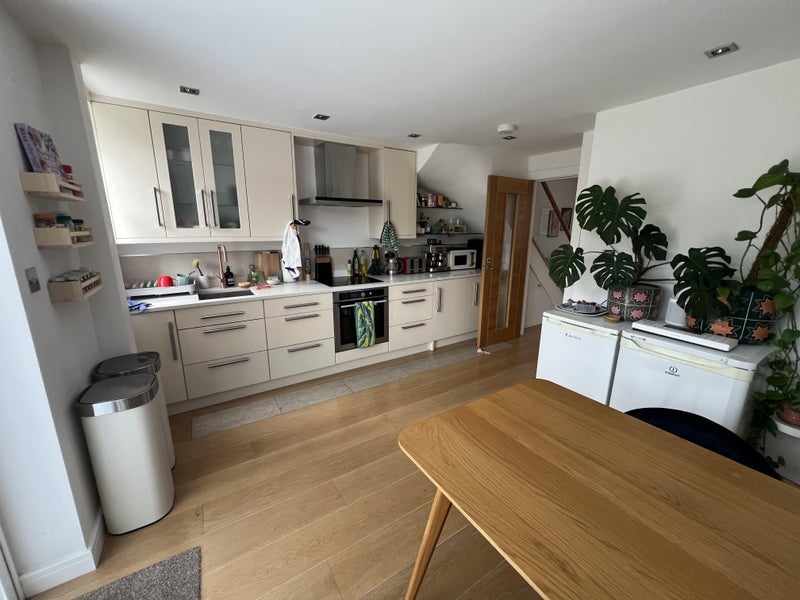 Room Turnpike Close in Greater London