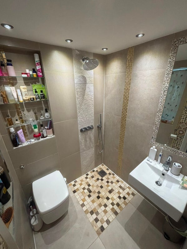 Room Turnpike Close in Greater London