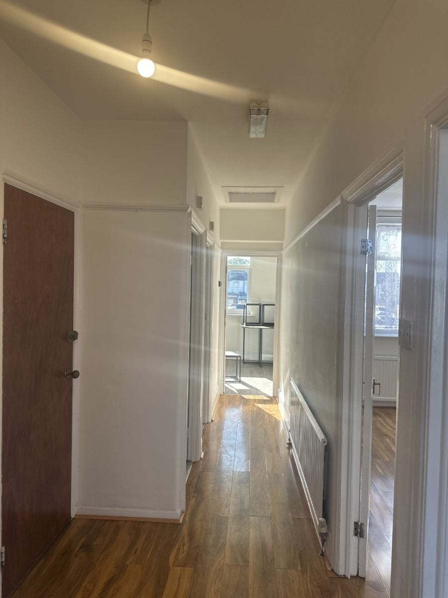 Flat Tudor Road in Greater London