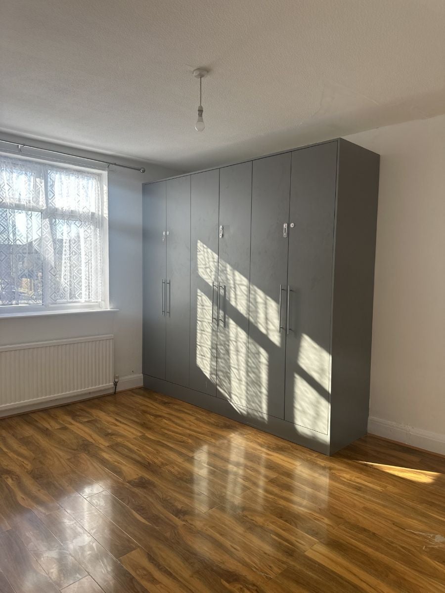 Flat Tudor Road in Greater London