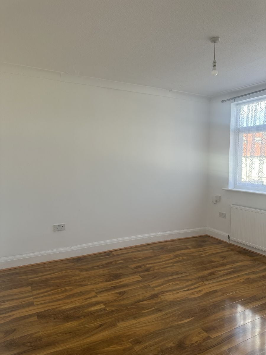 Flat Tudor Road in Greater London