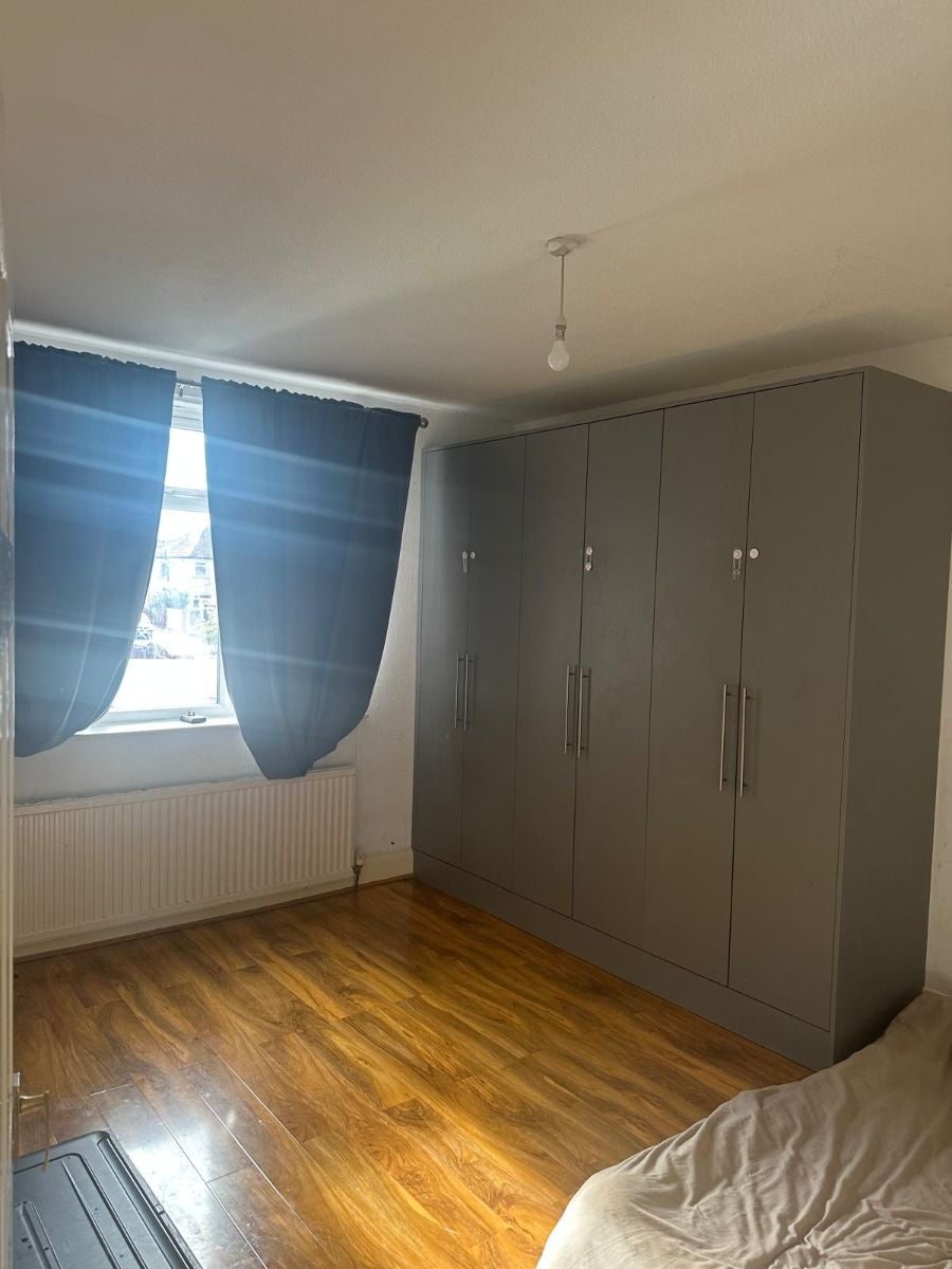 Flat Tudor Road in Greater London