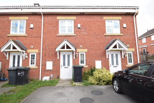Flat Parkfield Court in Leeds