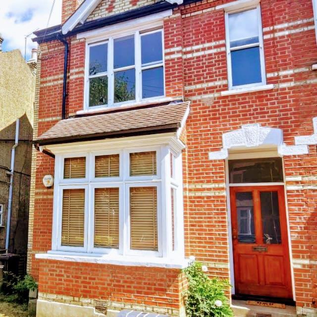 Room Ramsden Road in Greater London