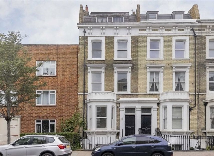 Flat Finborough Road in Greater London