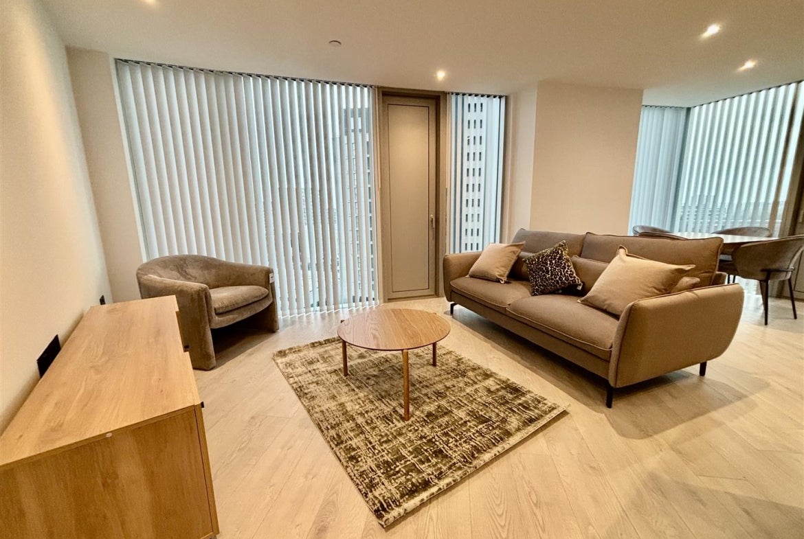Flat Trinity Way in Manchester