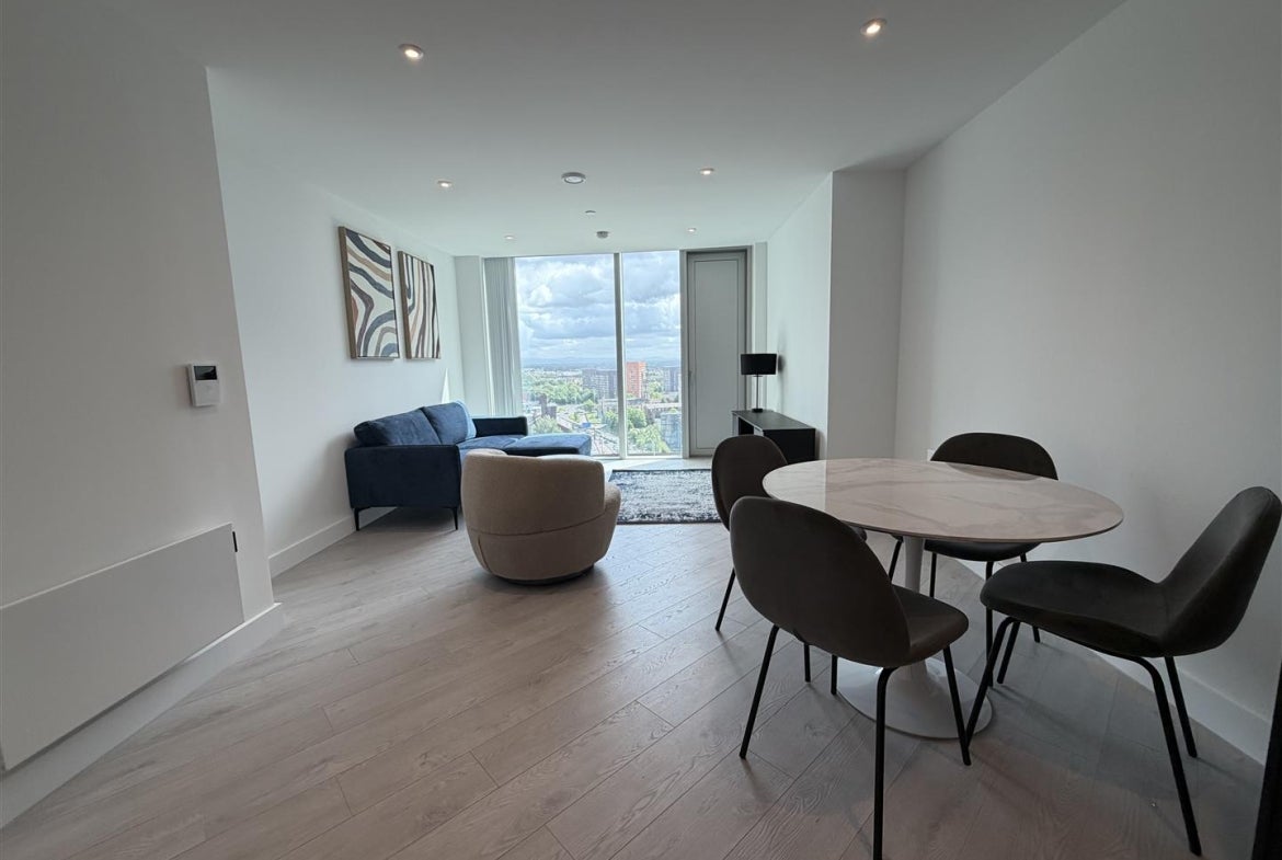 Flat Trinity Way in Manchester
