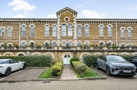 Flat Highgrove Close in Greater London