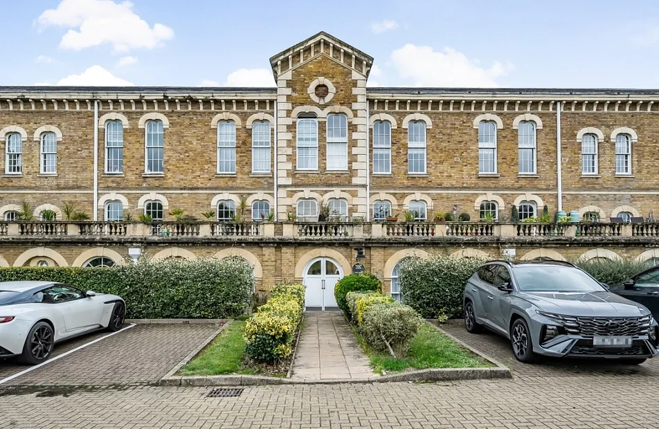 Flat Highgrove Close in Greater London