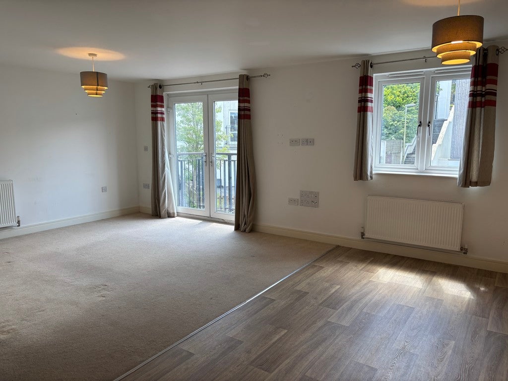 Flat Berkshire Close in Ogwell