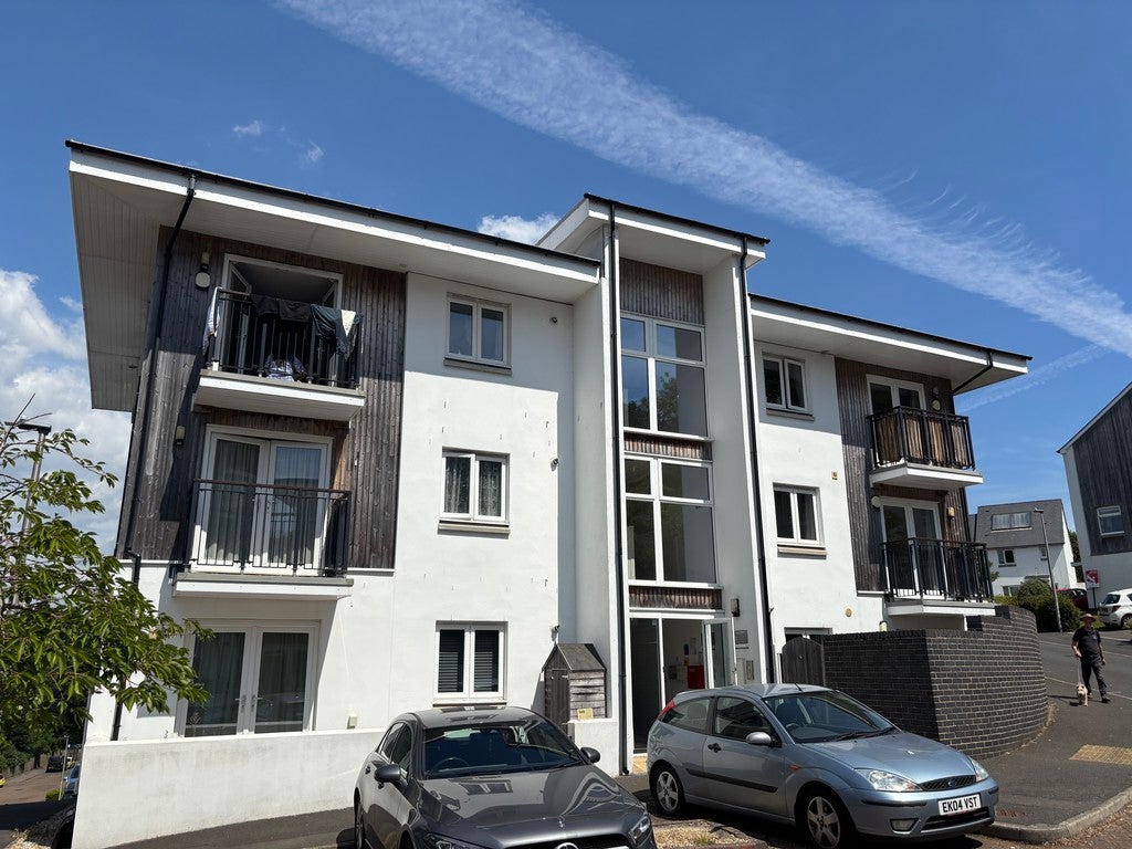 Flat Berkshire Close in Ogwell