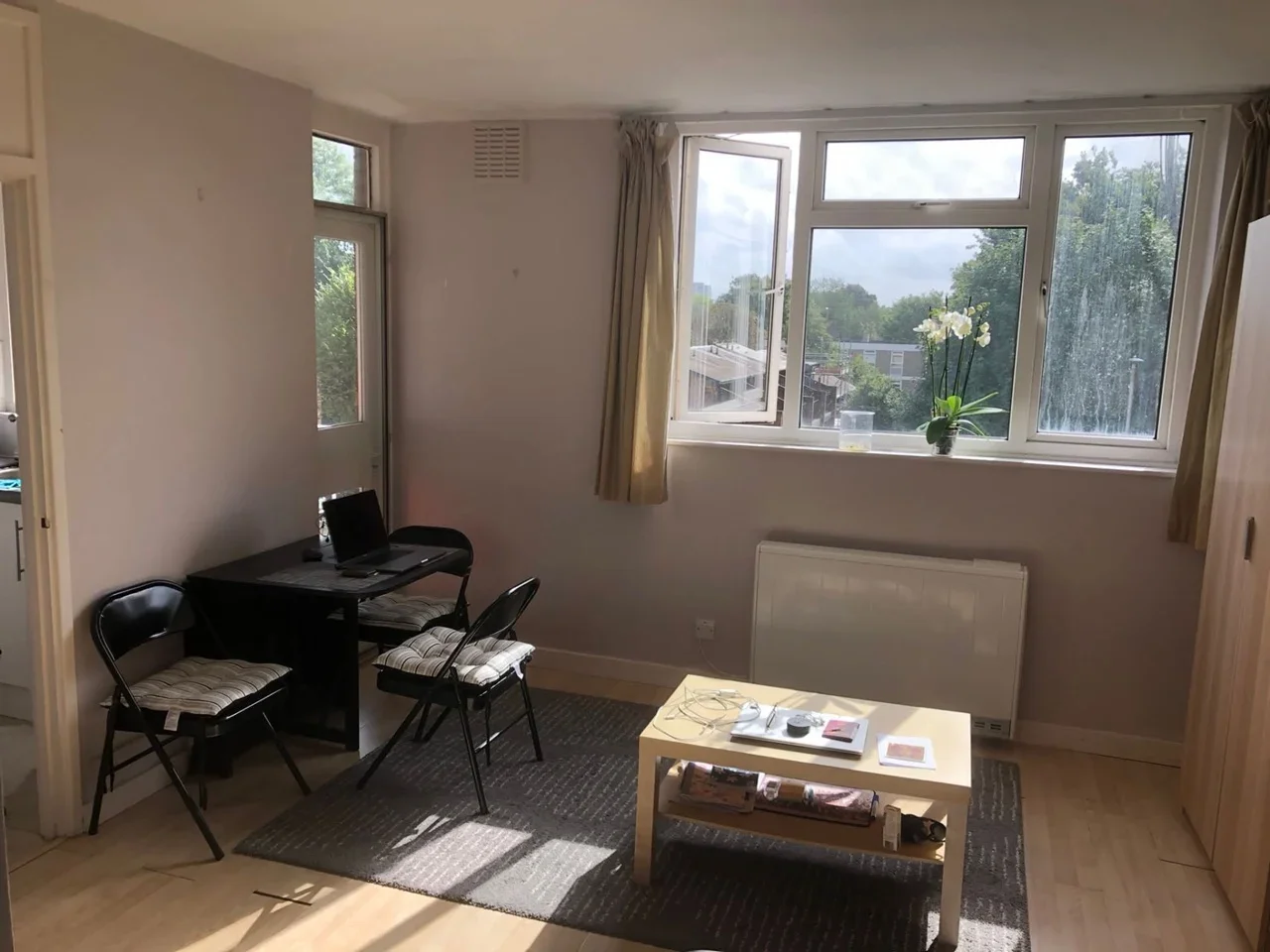 Flat Keswick Road in Greater London