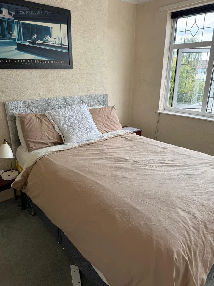 Room Marshalls Drive in Greater London