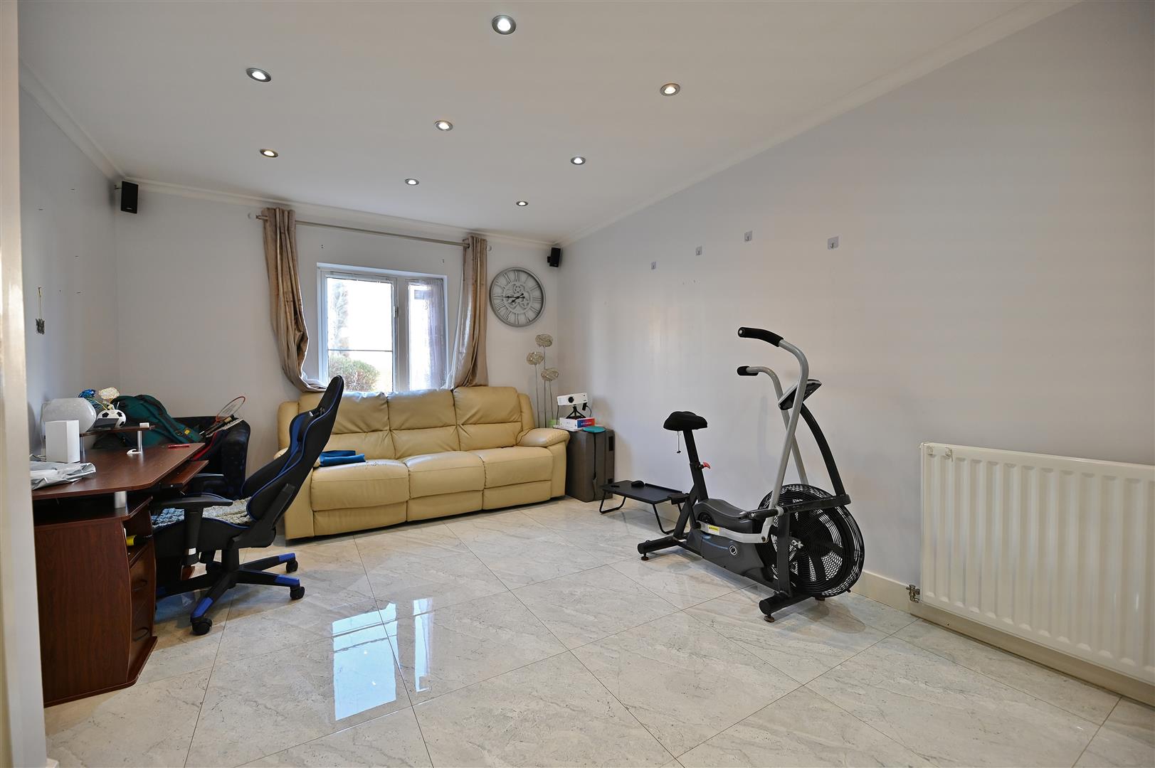 Room Reservoir Way in Greater London
