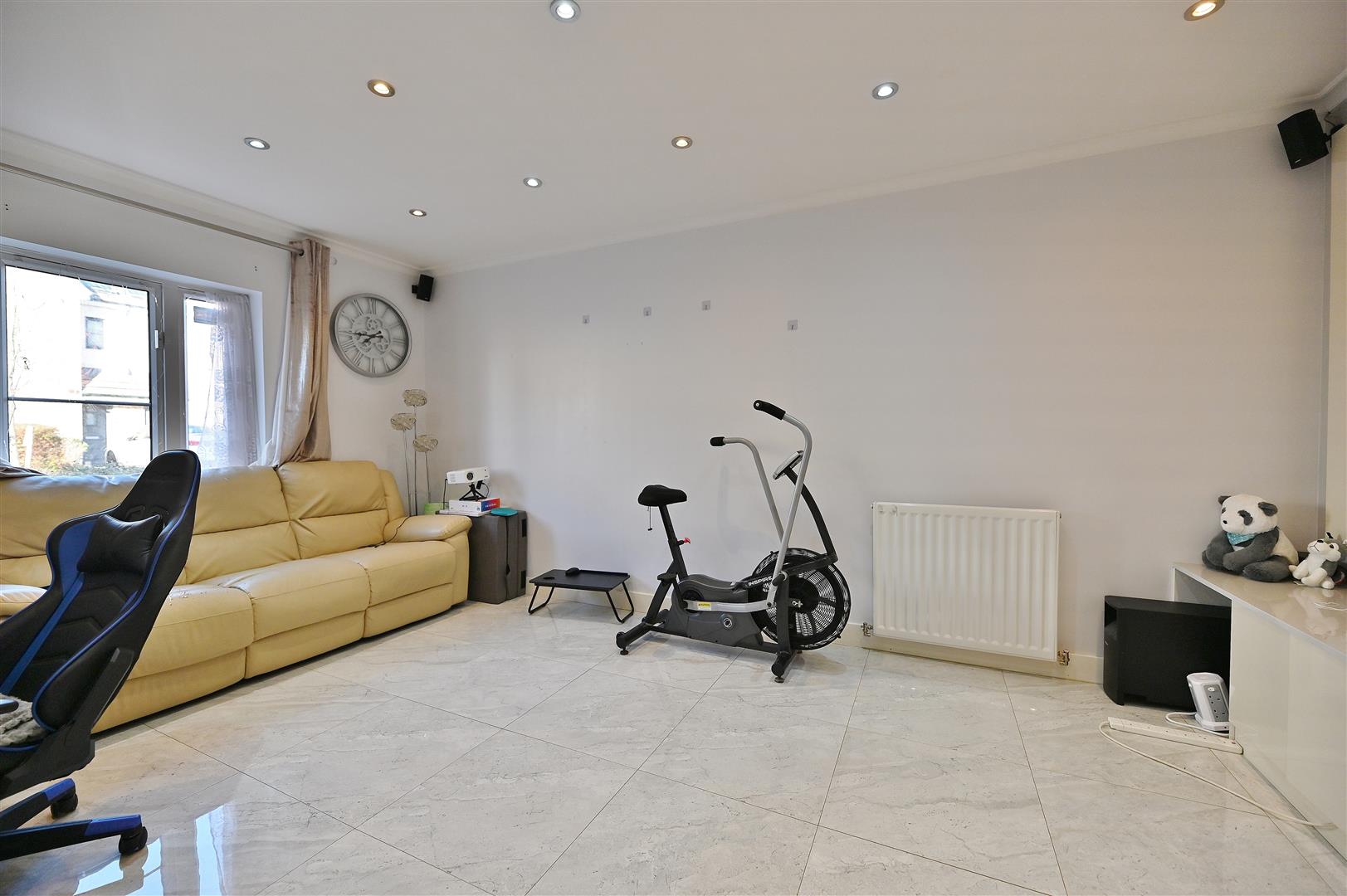 Room Reservoir Way in Greater London