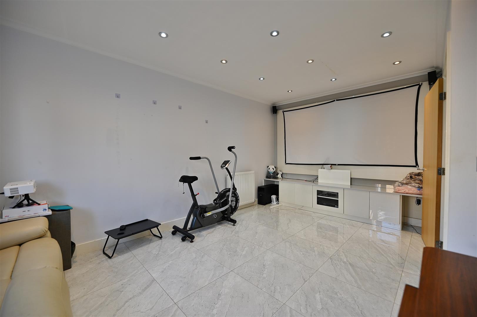 Room Reservoir Way in Greater London
